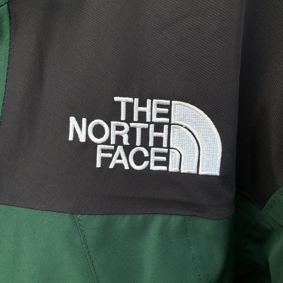 The North Face 1990 连帽冲锋衣 夾克 防水 防風 外套 男女同款 墨绿色
