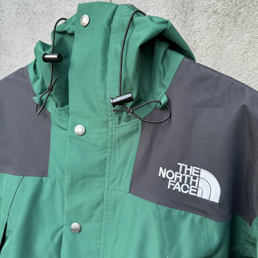 The North Face 1990 连帽冲锋衣 夾克 防水 防風 外套 男女同款 墨绿色