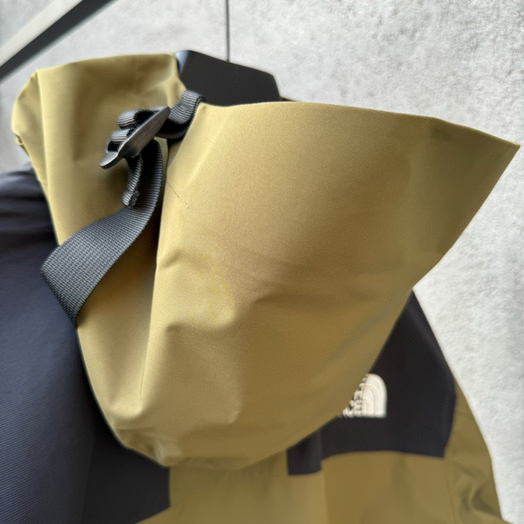 The North Face 1990 连帽冲锋衣 夾克 防水 防風 外套 男女同款 军绿色