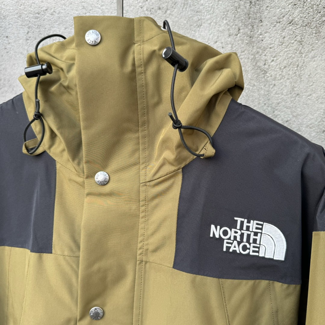 The North Face 1990 连帽冲锋衣 夾克 防水 防風 外套 男女同款 军绿色