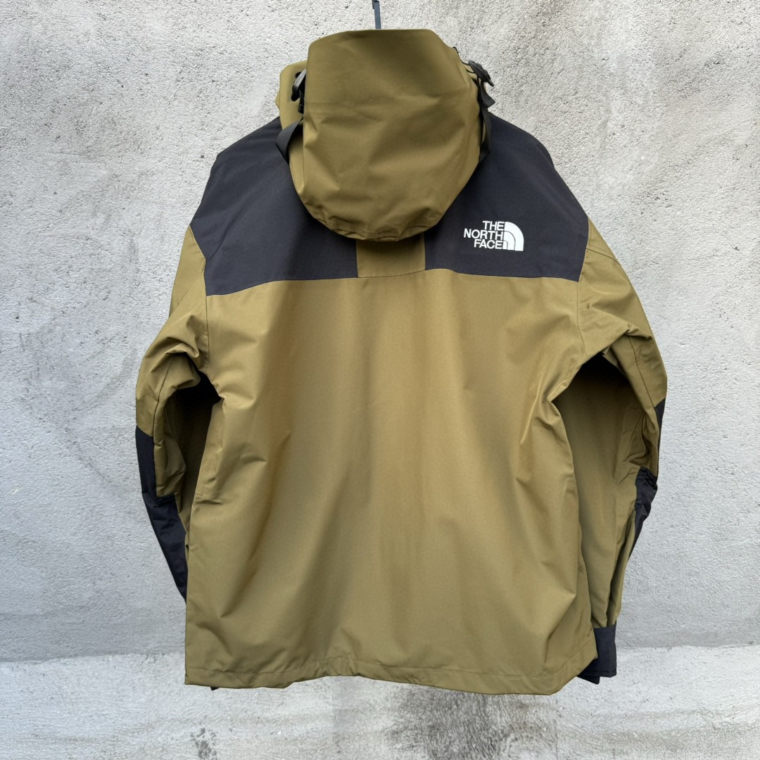 The North Face 1990 连帽冲锋衣 夾克 防水 防風 外套 男女同款 军绿色
