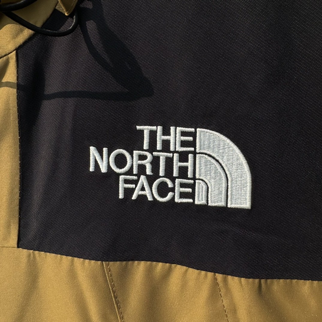 The North Face 1990 连帽冲锋衣 夾克 防水 防風 外套 男女同款 土黄色