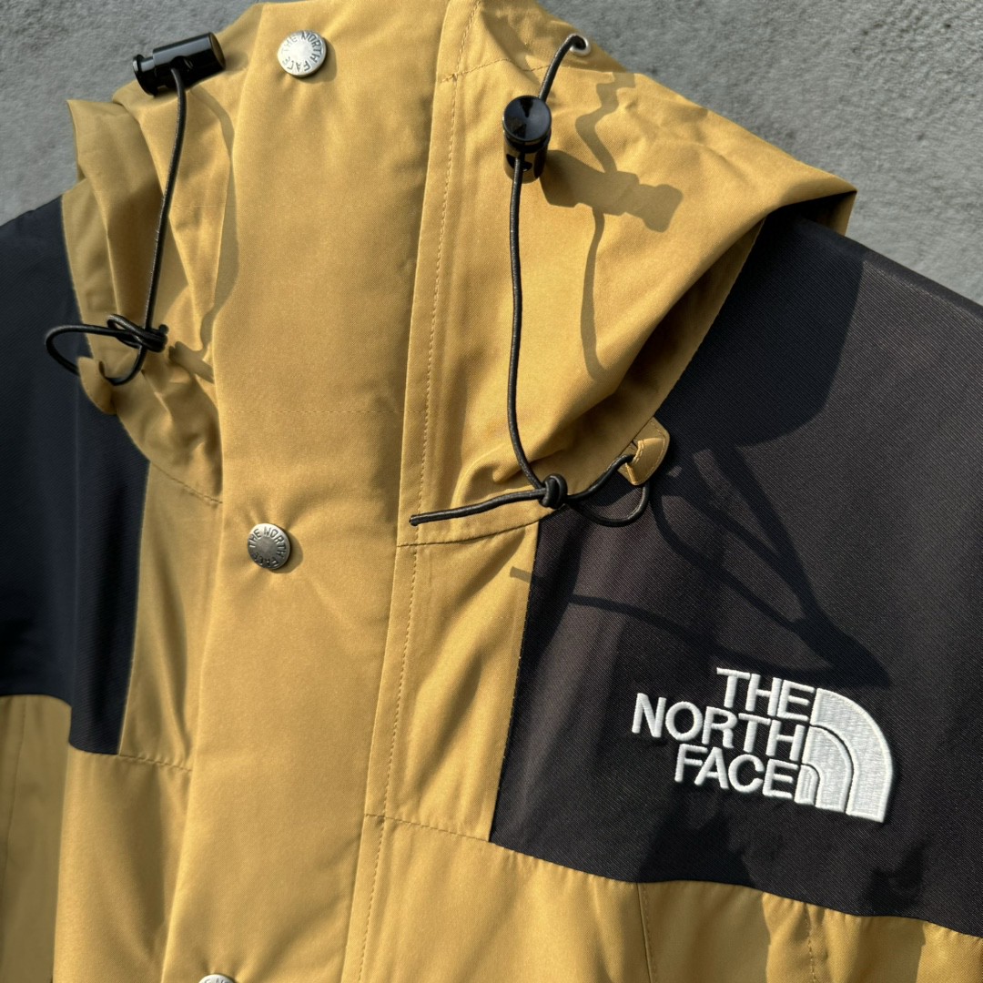 The North Face 1990 连帽冲锋衣 夾克 防水 防風 外套 男女同款 土黄色