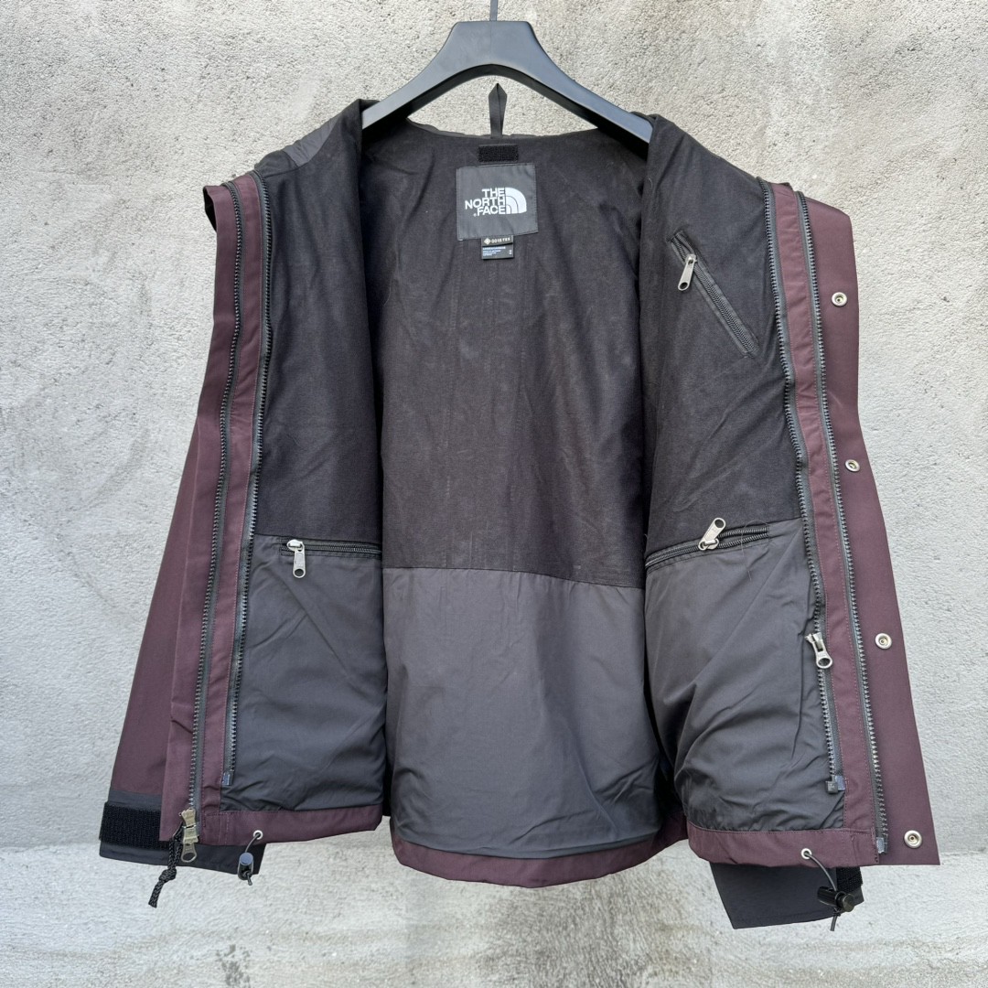 The North Face 1990 连帽冲锋衣 夾克 防水 防風 外套 男女同款 酒红色