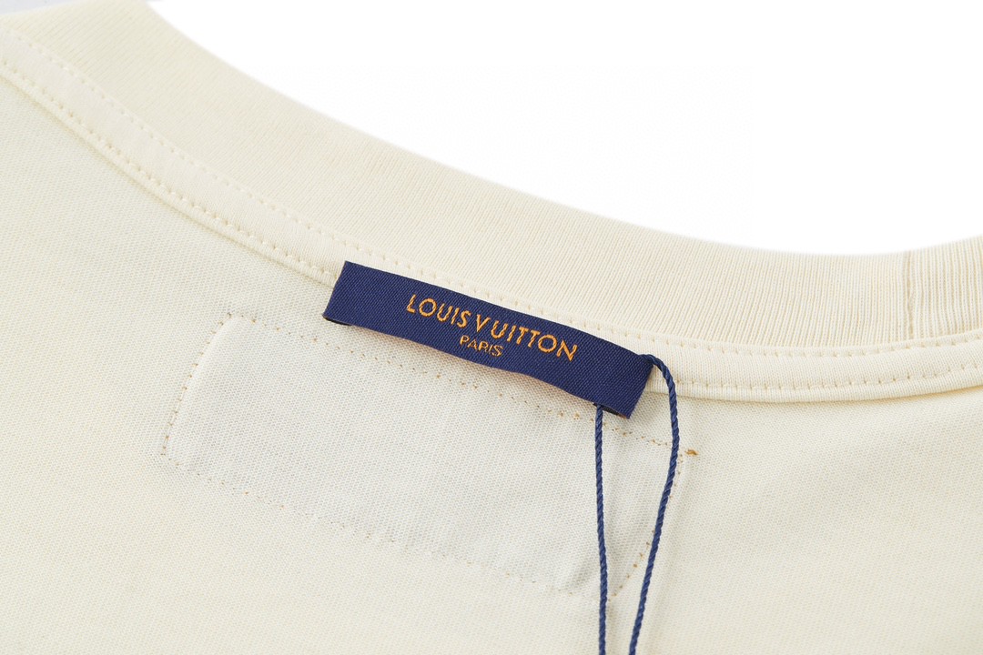LOUIS VUITTON 路易威登 假口袋字母印花 短袖 圆领 T 恤 上衣 夏款 男女同款 米色