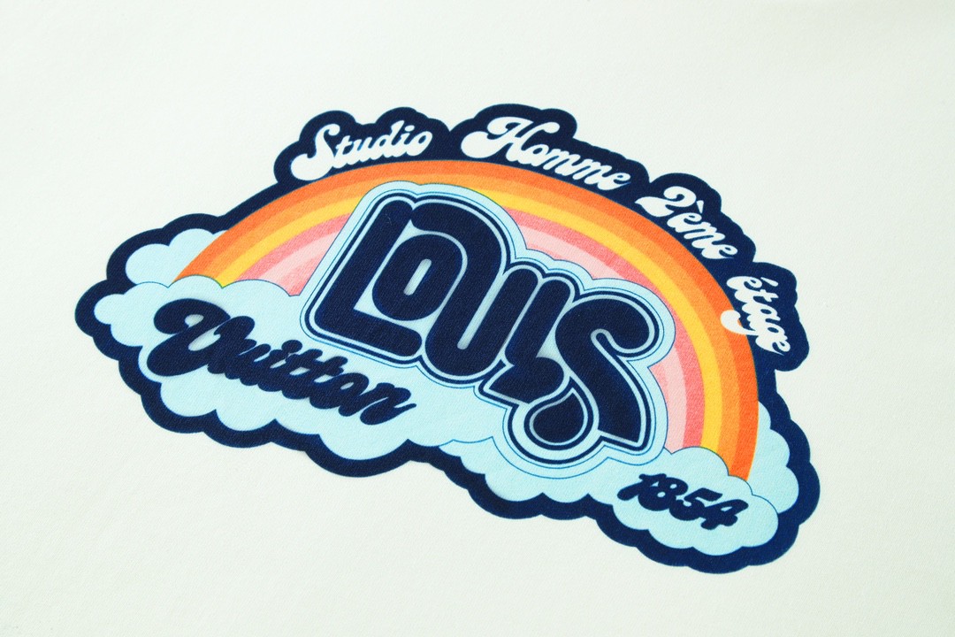 LOUIS VUITTON 路易威登 彩虹字母印花 短袖 圆领 T 恤 上衣 夏款 男女同款 白色 1AB4UR