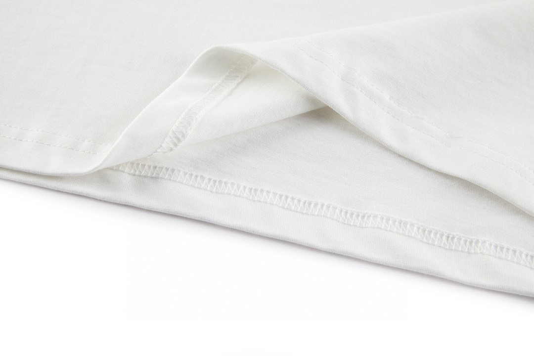 LOUIS VUITTON 路易威登 立体字母logo印花 短袖 圆领 T 恤 上衣 夏款 男女同款 白色 1AAGME