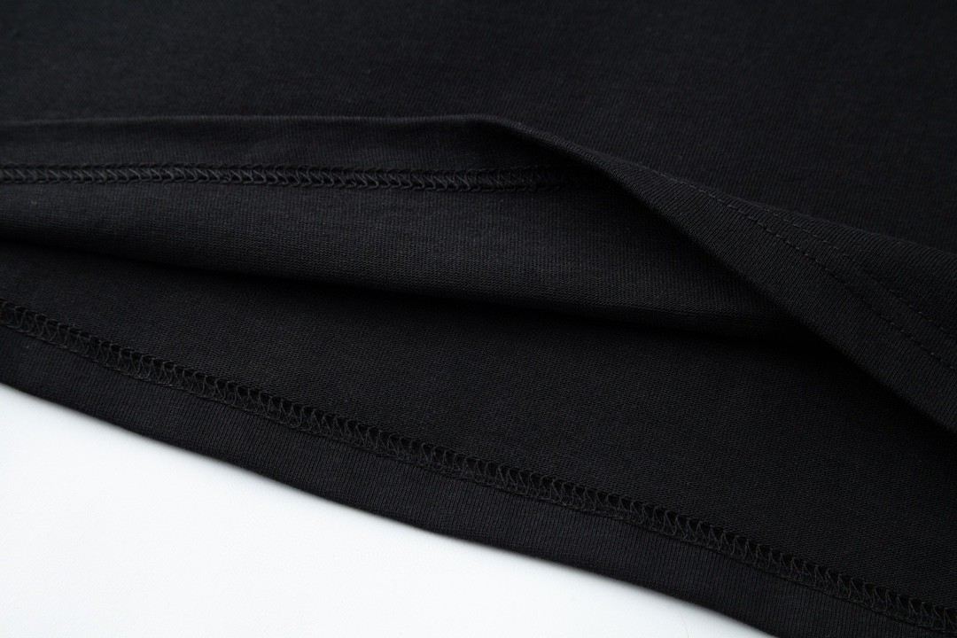 LOUIS VUITTON 路易威登 字母logo印花短袖 圆领 T 恤 上衣 夏款 男女同款 黑色