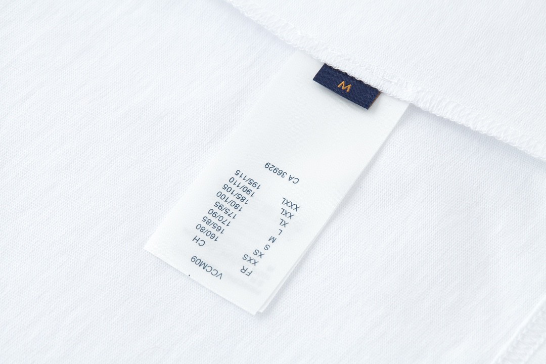 LOUIS VUITTON 路易威登 字母logo印花短袖 圆领 T 恤 上衣 夏款 男女同款 白色 