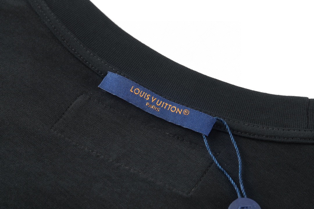 LOUIS VUITTON 路易威登 SS22 针脚印花刺绣 短袖 圆领 T 恤 上衣 夏款 男女同款 黑色 1A83R1