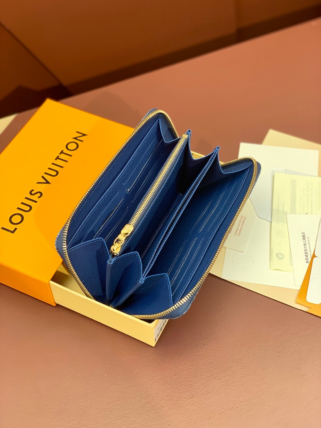 LOUIS VUITTON 路易威登 Zippy 字母徽标拉链开合牛仔布 零钱包 钱夹 钱包 蓝色 M82958