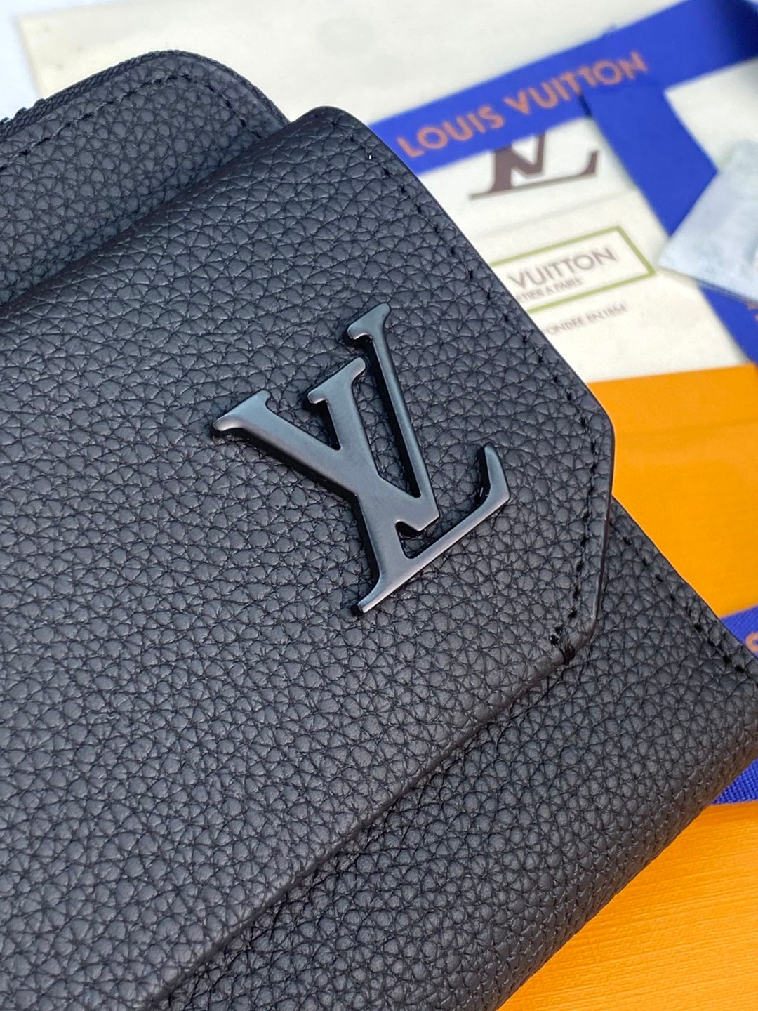 LOUIS VUITTON 路易威登 金属字母徽标拉链开合粒面小牛皮 钱夹 钱包 长款 黑色 M69831