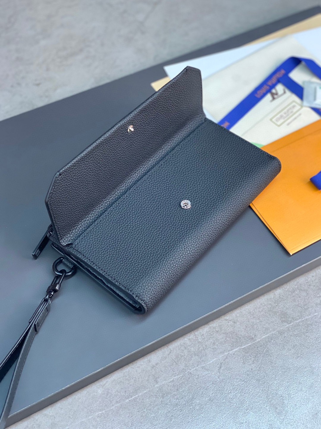 LOUIS VUITTON 路易威登 金属字母徽标拉链开合粒面小牛皮 钱夹 钱包 长款 黑色 M69831