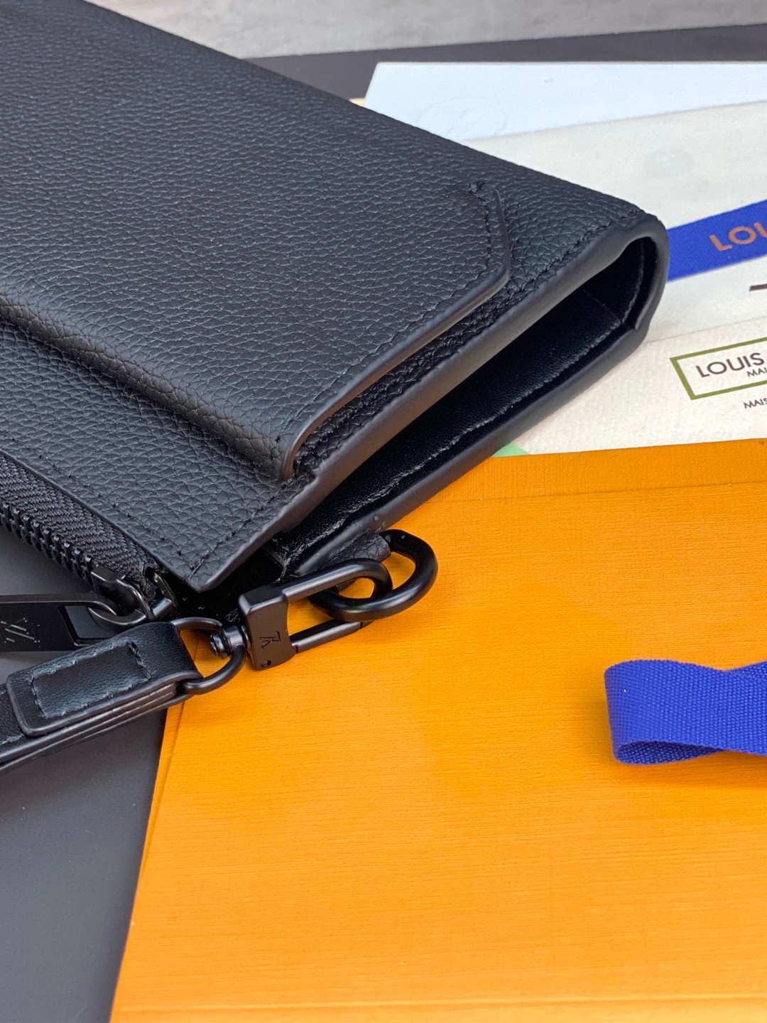 LOUIS VUITTON 路易威登 金属字母徽标拉链开合粒面小牛皮 钱夹 钱包 长款 黑色 M69831