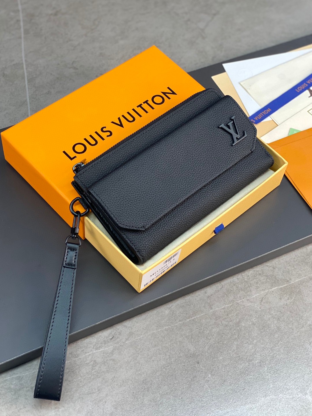 LOUIS VUITTON 路易威登 金属字母徽标拉链开合粒面小牛皮 钱夹 钱包 长款 黑色 M69831