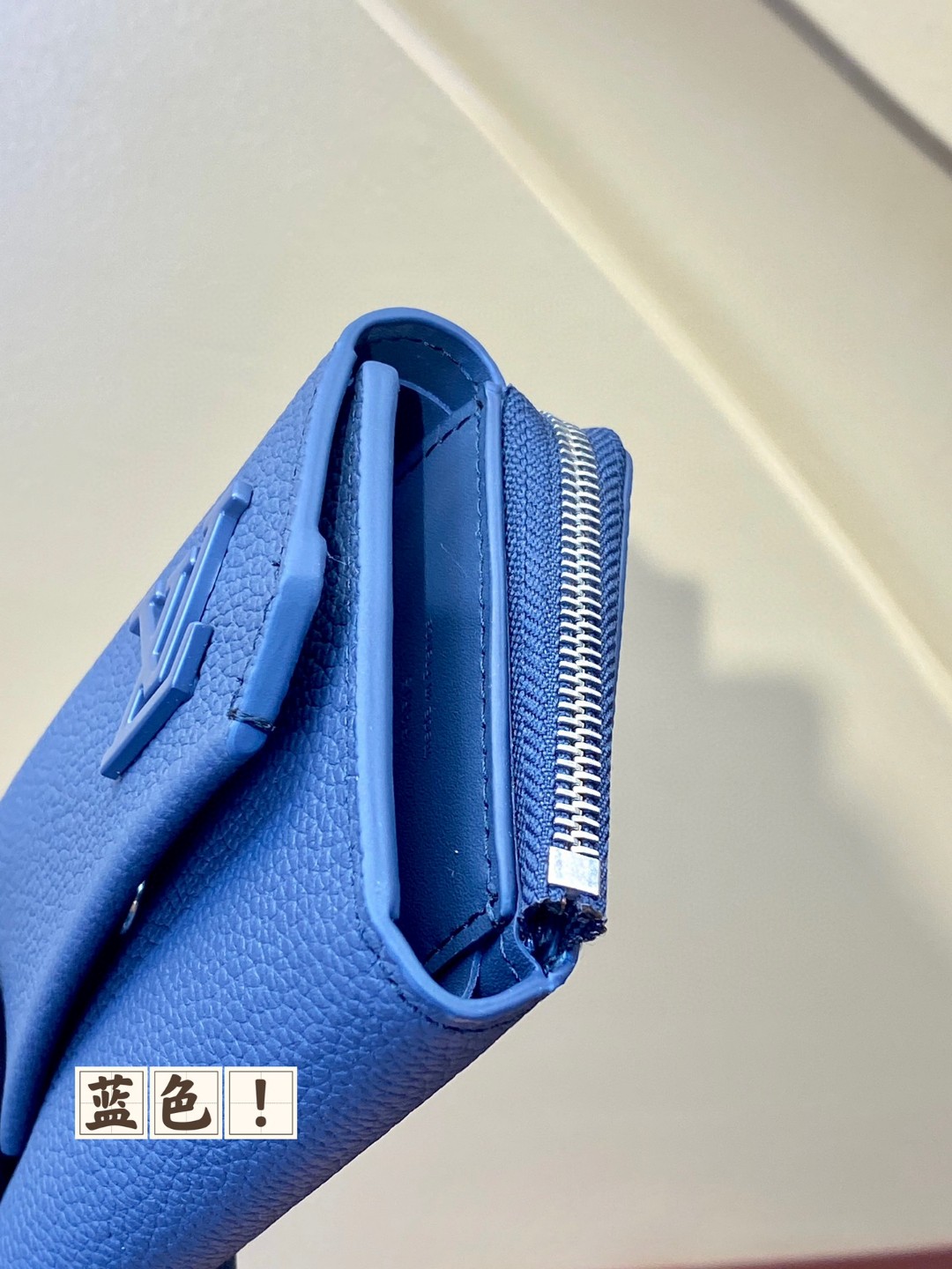 LOUIS VUITTON 路易威登 Portefeuil Pilot 金属字母徽标翻盖拉链开合牛皮革 钱夹 钱包 蓝色 M82410