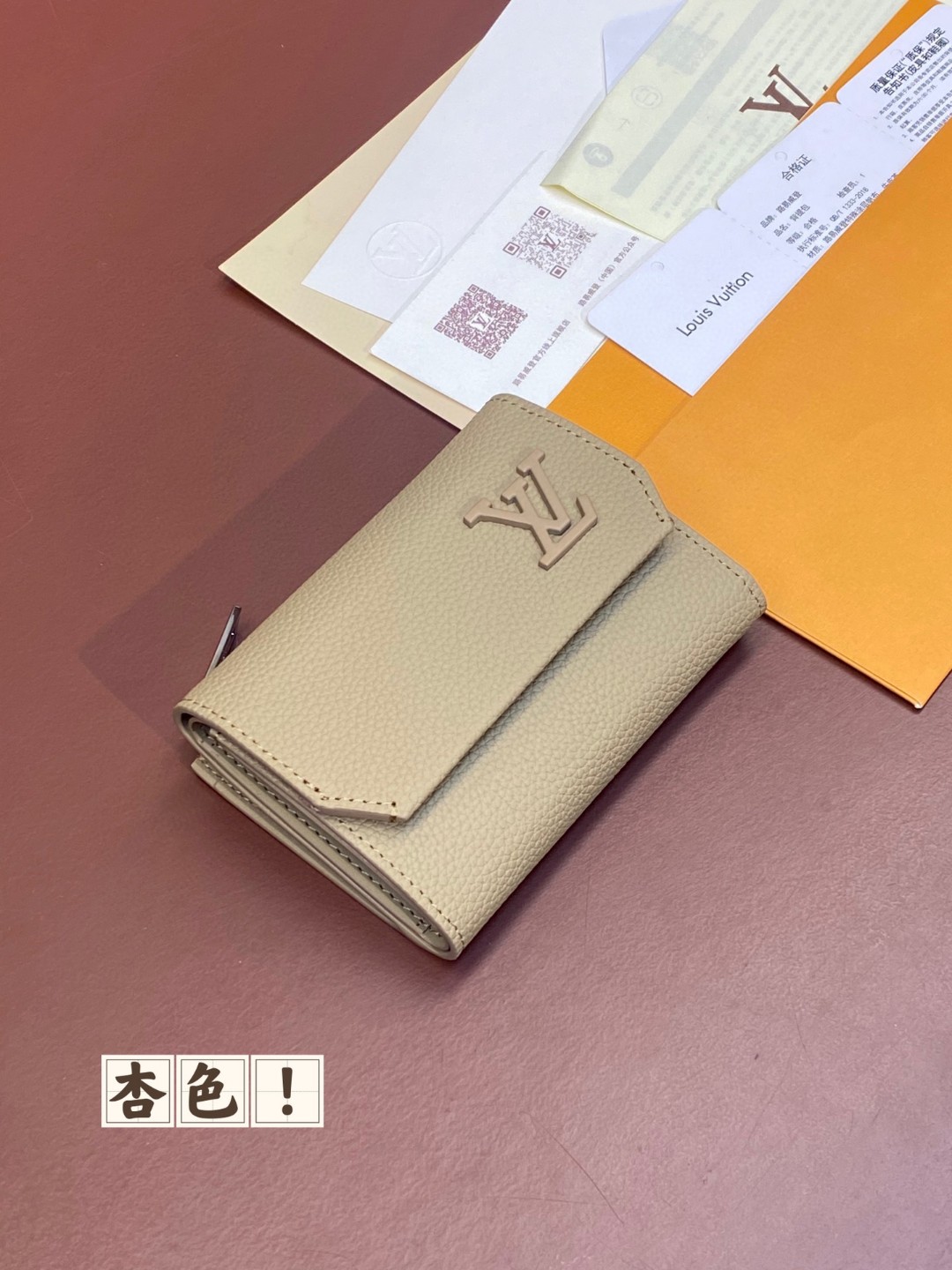 LOUIS VUITTON 路易威登 Portefeuil Pilot 金属字母徽标翻盖拉链开合牛皮革 钱夹 钱包 杏色 M82410