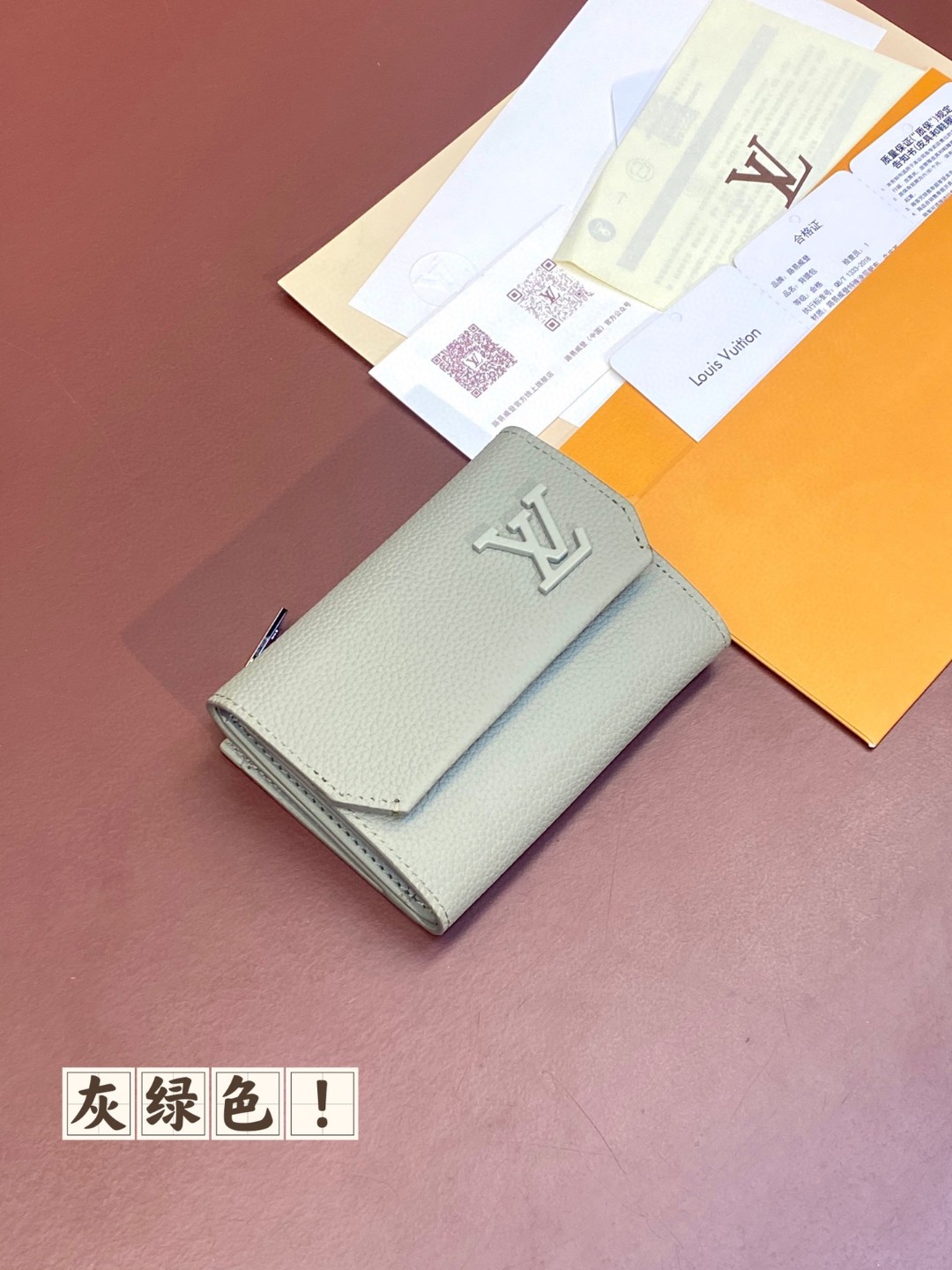 LOUIS VUITTON 路易威登 Portefeuil Pilot 金属字母徽标翻盖拉链开合牛皮革 钱夹 钱包 灰绿色 M82410