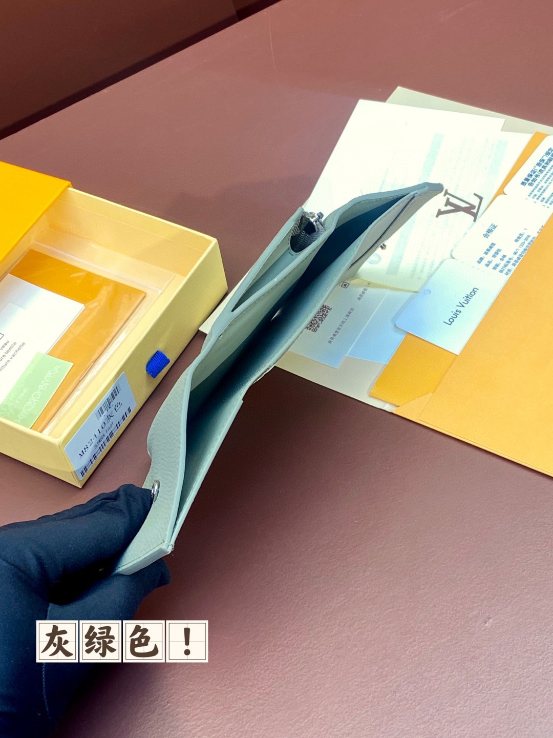 LOUIS VUITTON 路易威登 Portefeuil Pilot 金属字母徽标翻盖拉链开合牛皮革 钱夹 钱包 灰绿色 M82410