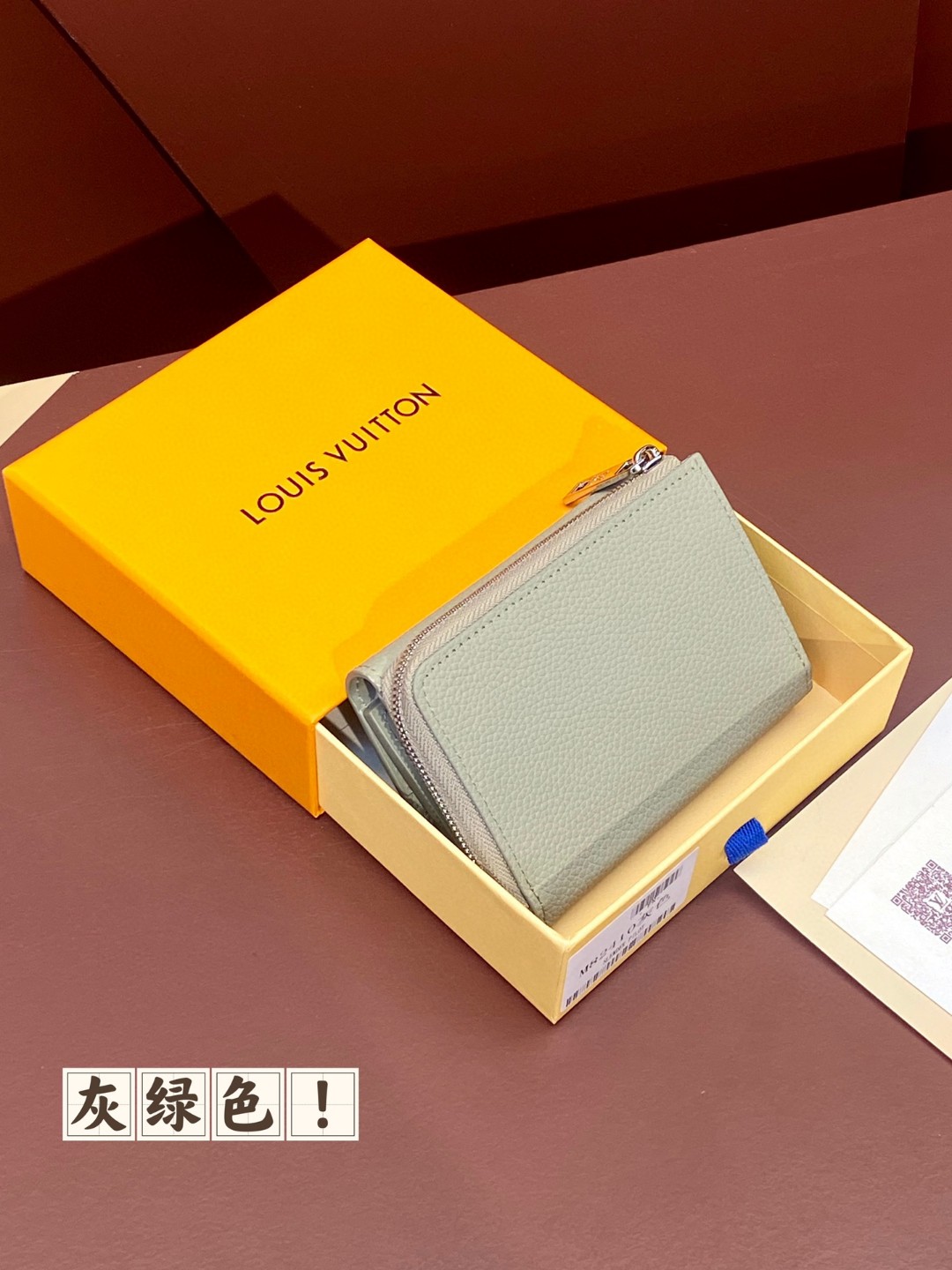 LOUIS VUITTON 路易威登 Portefeuil Pilot 金属字母徽标翻盖拉链开合牛皮革 钱夹 钱包 灰绿色 M82410