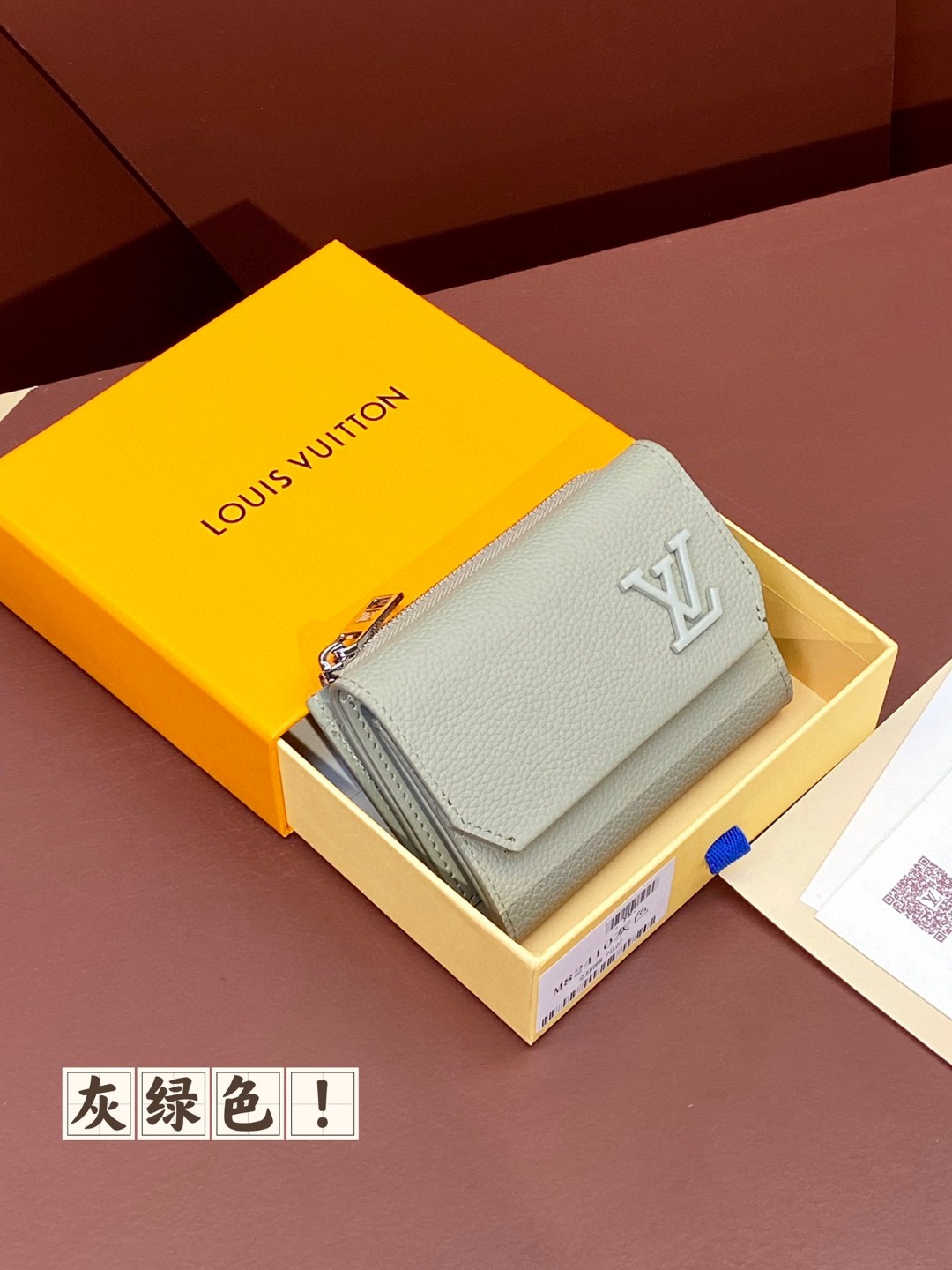 LOUIS VUITTON 路易威登 Portefeuil Pilot 金属字母徽标翻盖拉链开合牛皮革 钱夹 钱包 灰绿色 M82410