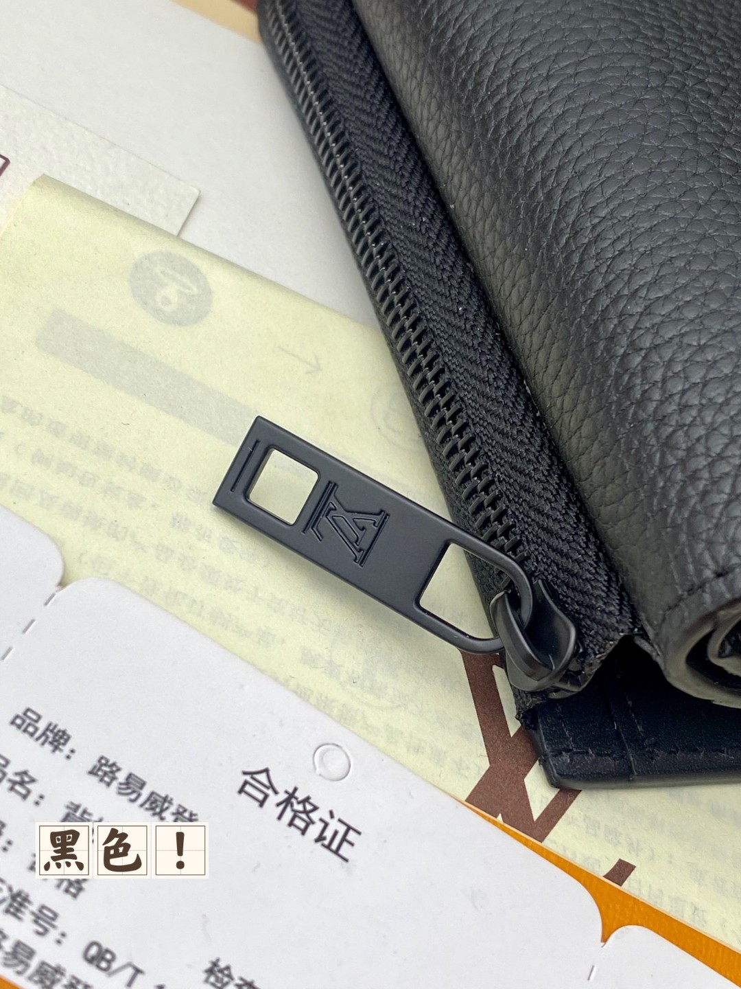 LOUIS VUITTON 路易威登 Portefeuil Pilot 金属字母徽标翻盖拉链开合牛皮革 钱夹 钱包 黑色 M82410