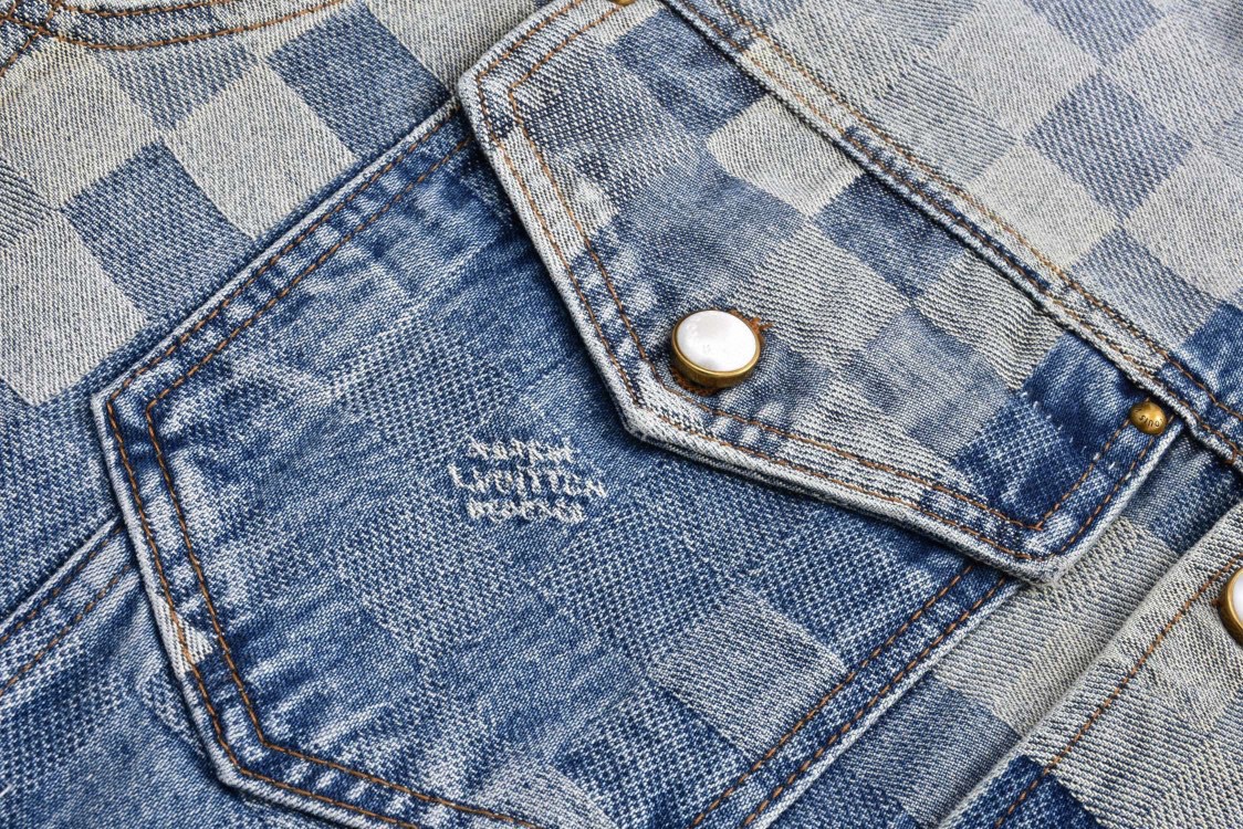 LOUIS VUITTON 路易威登 SS24 菲董联名 马赛克效果翻领牛仔外套 牛仔衣 上衣 夹克 蓝色 1AFHUW