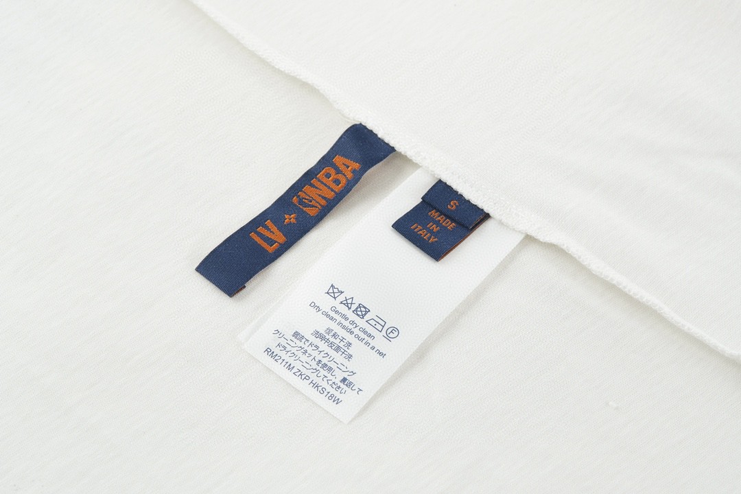 LOUIS VUITTON 路易威登 NBA 联名款 Logo字母印花 短袖 圆领 T 恤 上衣 夏款 白色 1A8X8R