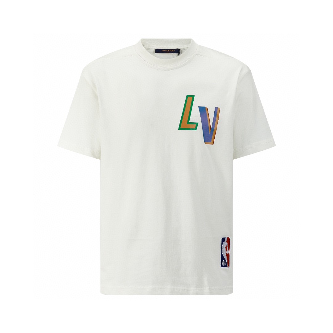 LOUIS VUITTON 路易威登 NBA 联名款 Logo字母印花 短袖 圆领 T 恤 上衣 夏款 白色 1A8X8R