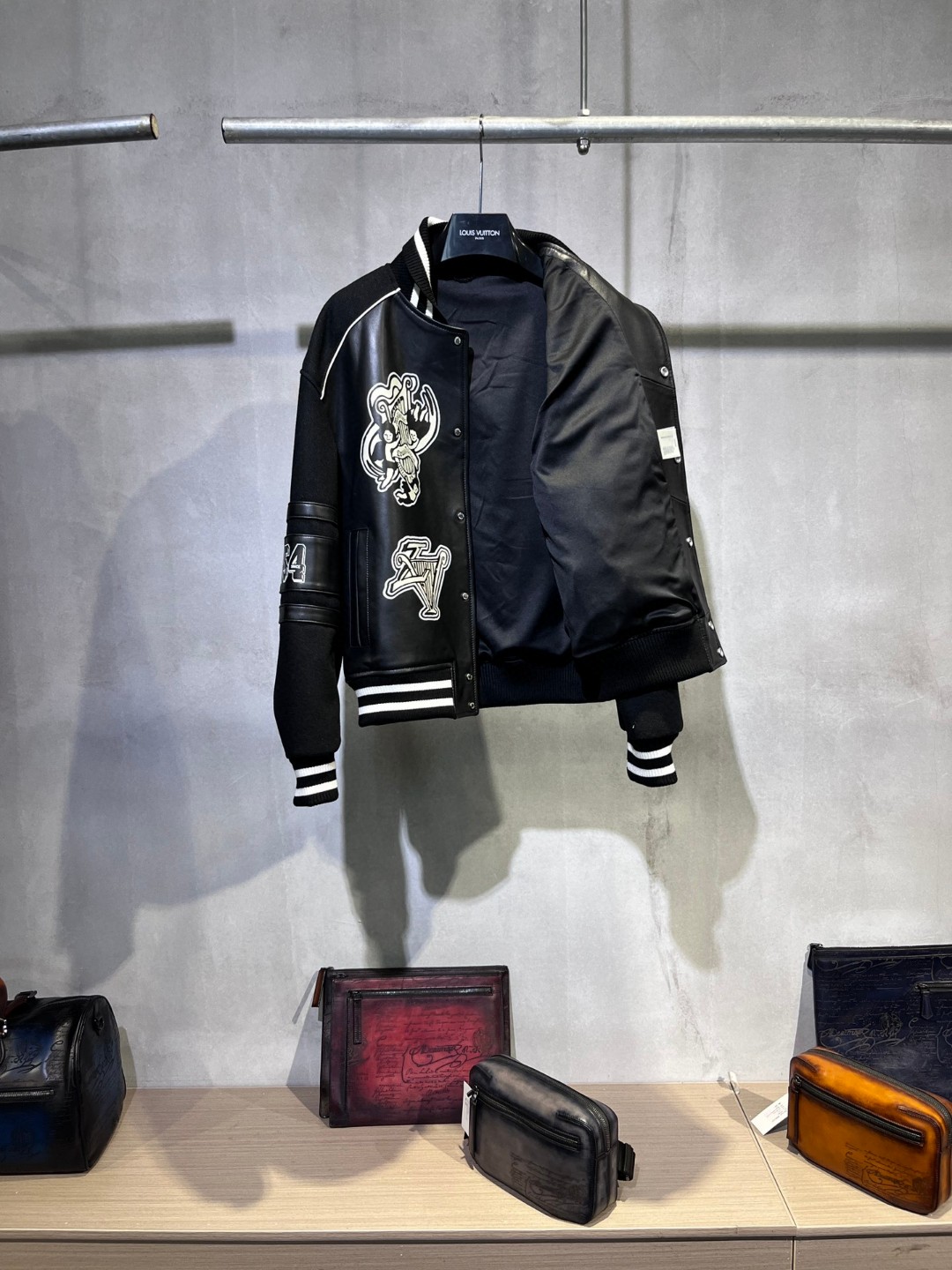 高定系列 LOUIS VUITTON 路易威登 字母logo印花 羊皮毛呢拼接 夹克 棒球服 皮衣 外套 长袖 黑色 1AAUYZ