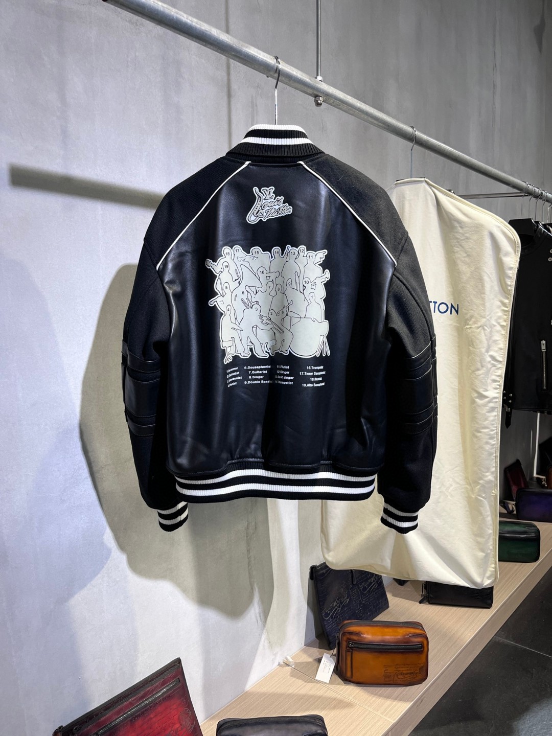 高定系列 LOUIS VUITTON 路易威登 字母logo印花 羊皮毛呢拼接 夹克 棒球服 皮衣 外套 长袖 黑色 1AAUYZ