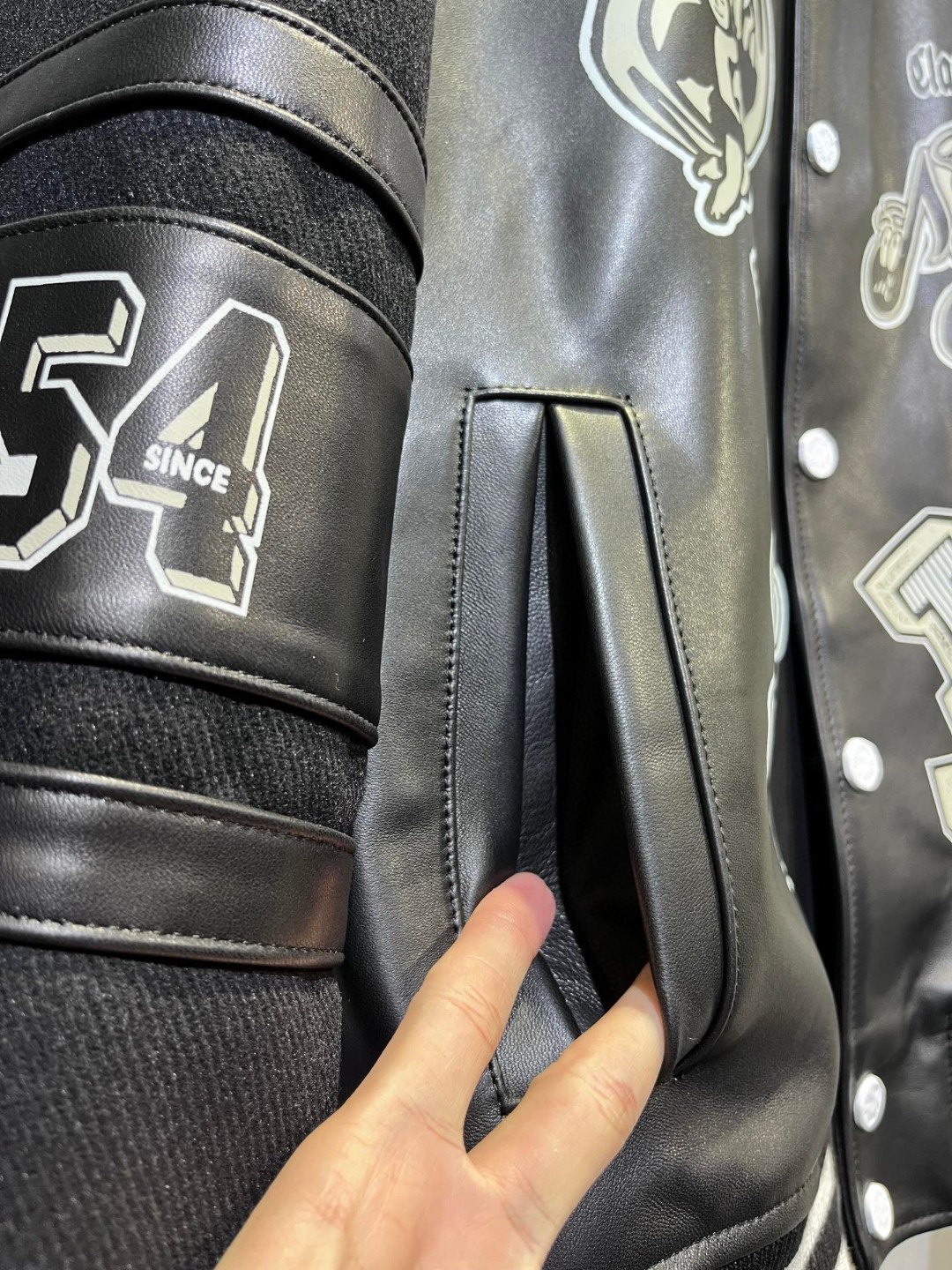 高定系列 LOUIS VUITTON 路易威登 字母logo印花 羊皮毛呢拼接 夹克 棒球服 皮衣 外套 长袖 黑色 1AAUYZ