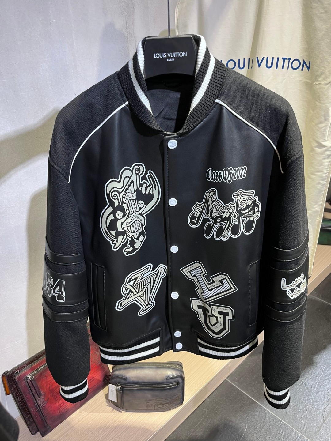 高定系列 LOUIS VUITTON 路易威登 字母logo印花 羊皮毛呢拼接 夹克 棒球服 皮衣 外套 长袖 黑色 1AAUYZ