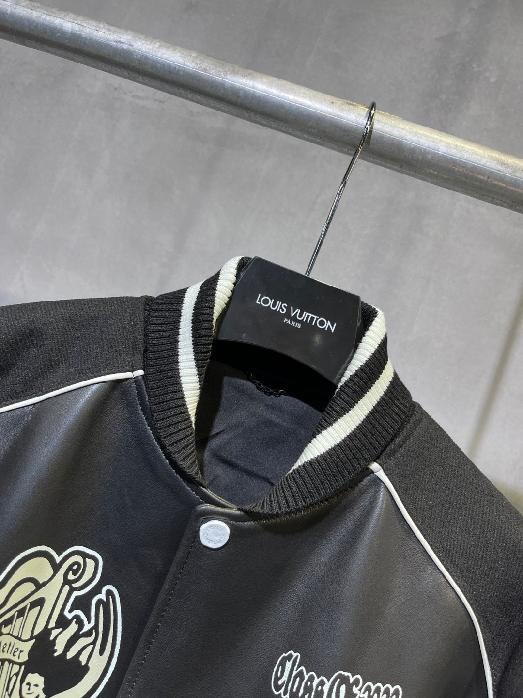 高定系列 LOUIS VUITTON 路易威登 字母logo印花 羊皮毛呢拼接 夹克 棒球服 皮衣 外套 长袖 黑色 1AAUYZ