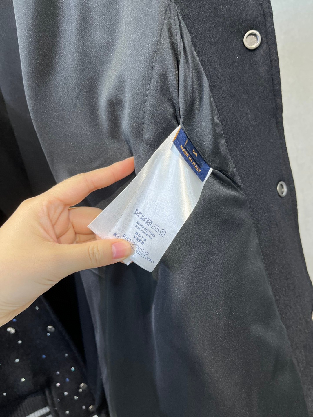 高定系列 LOUIS VUITTON 路易威登 字母珠饰刺绣拼接皮袖 夹克 棒球服 外套 长袖 黑色 1ABZIZ