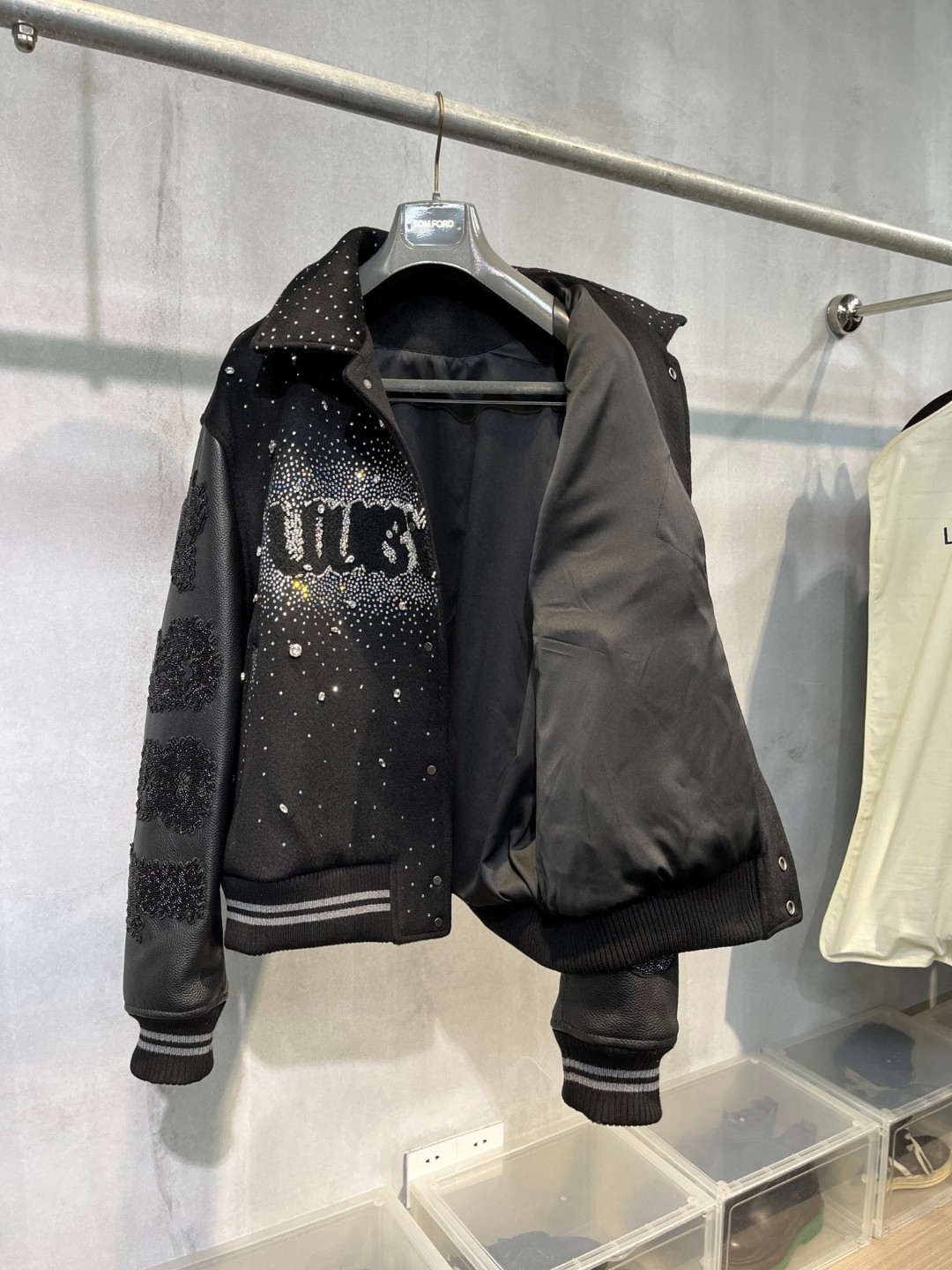 高定系列 LOUIS VUITTON 路易威登 字母珠饰刺绣拼接皮袖 夹克 棒球服 外套 长袖 黑色 1ABZIZ