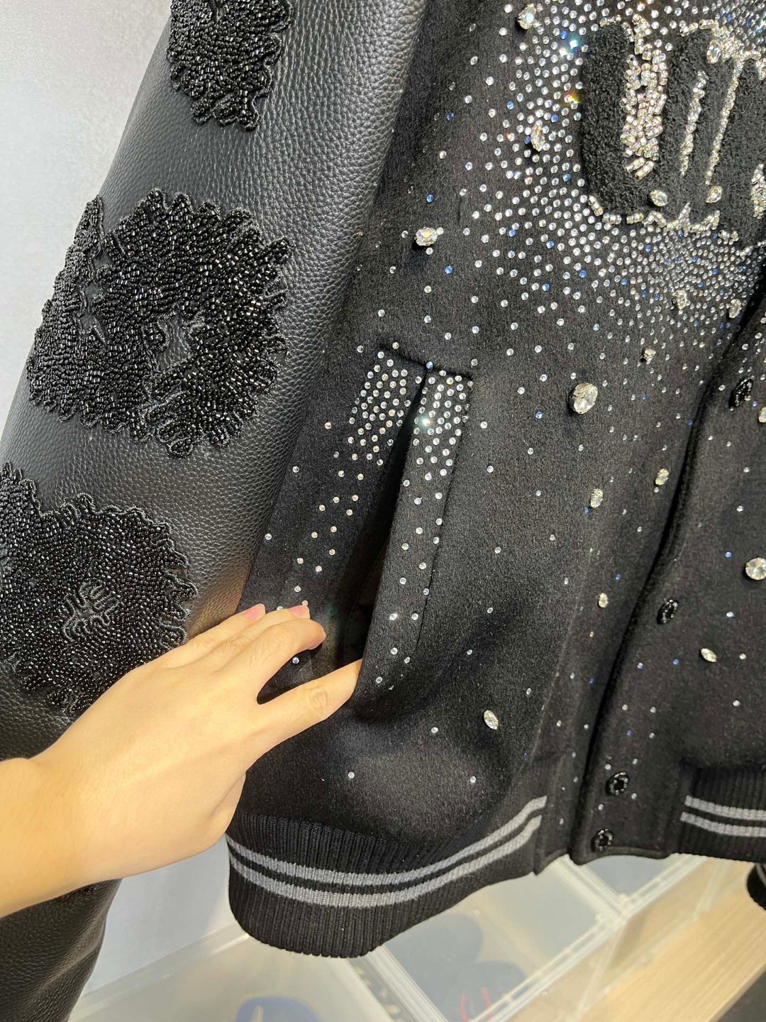 高定系列 LOUIS VUITTON 路易威登 字母珠饰刺绣拼接皮袖 夹克 棒球服 外套 长袖 黑色 1ABZIZ