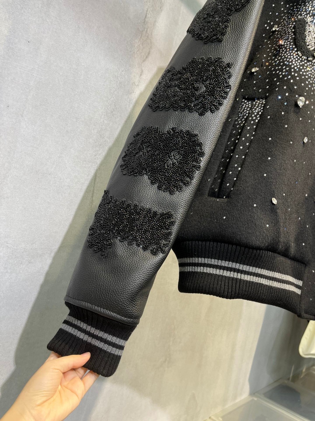 高定系列 LOUIS VUITTON 路易威登 字母珠饰刺绣拼接皮袖 夹克 棒球服 外套 长袖 黑色 1ABZIZ