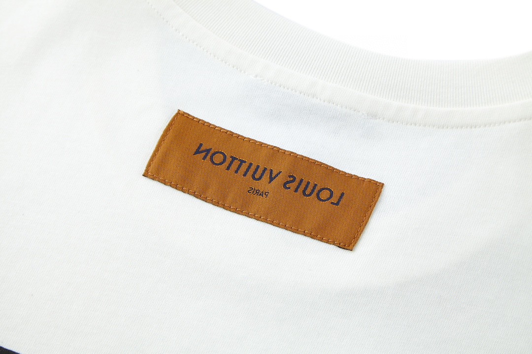 LOUIS VUITTON 乐队海报图案印花 短袖 圆领 T 恤 上衣 夏款 白色 1AATZG