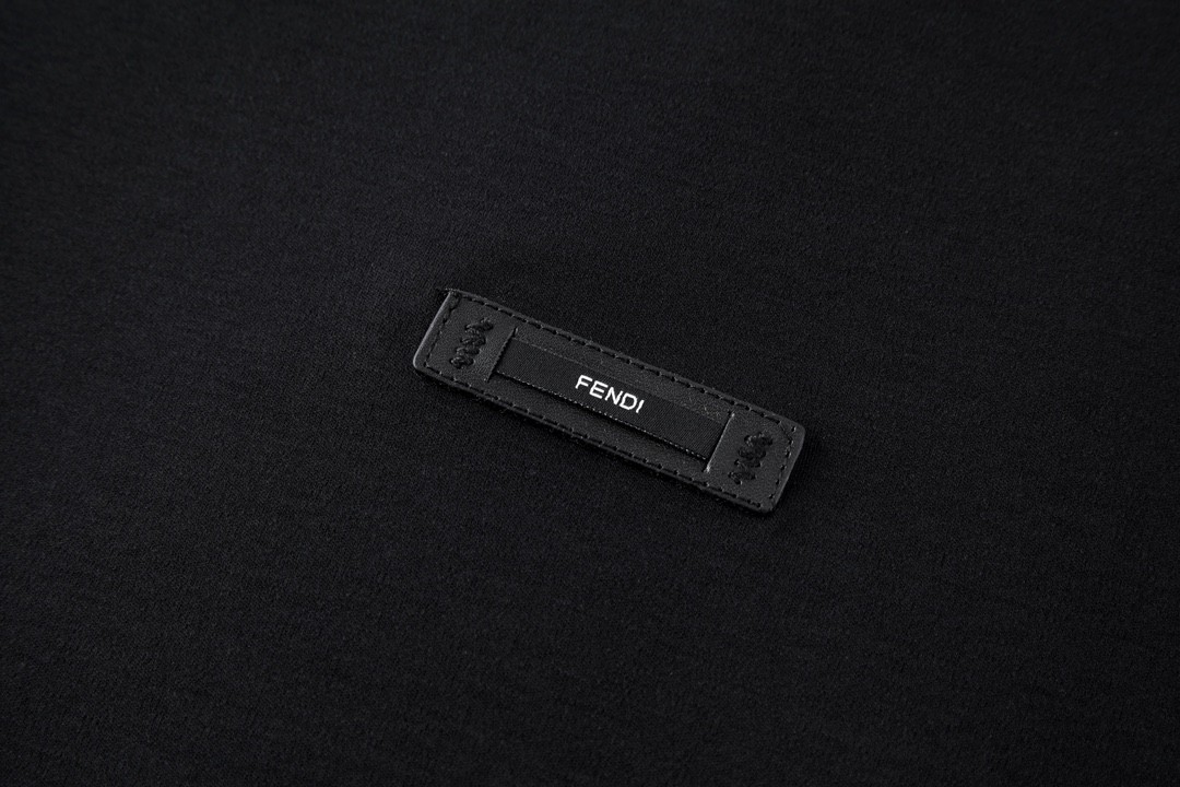 FENDI 芬迪 纯色徽标图案 圆领 T 恤 短袖 上衣 夏款 黑色 FY0936AQJEF0-QA1