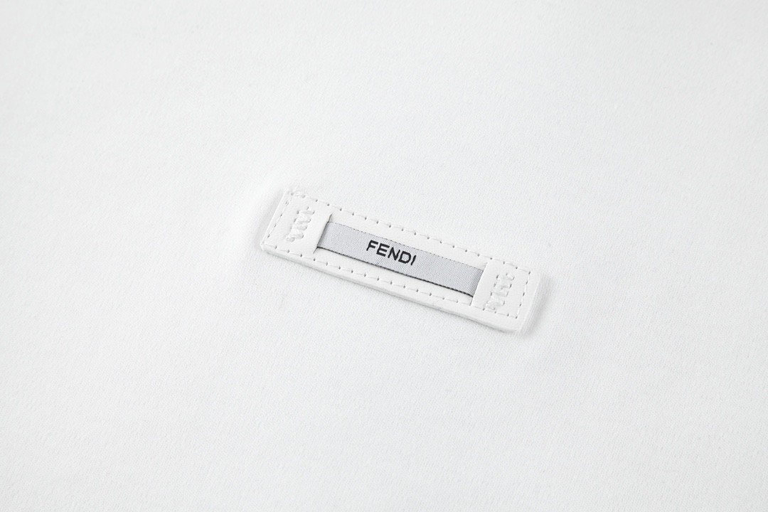 FENDI 芬迪 纯色徽标图案 圆领 T 恤 短袖 上衣 夏款 白色 FY0936AQJEF-0QA0