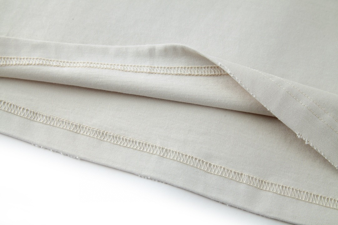 Balenciaga 巴黎世家 模糊字母logo印花 短袖 T 恤 圆领 夏季 米白色