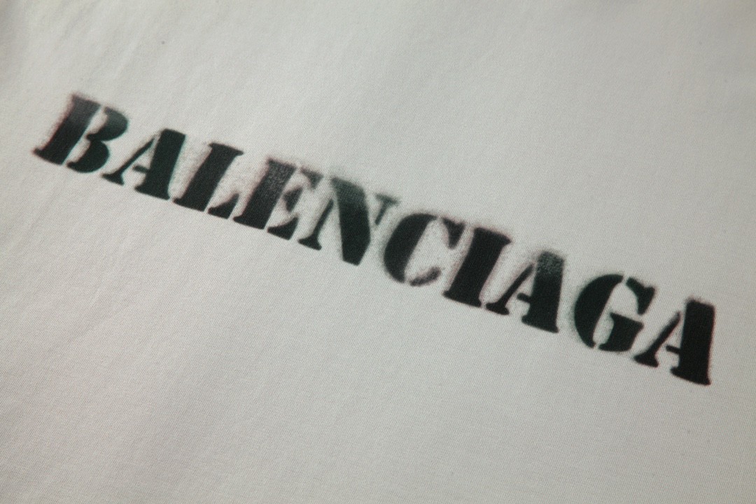 Balenciaga 巴黎世家 模糊字母logo印花 短袖 T 恤 圆领 夏季 米白色