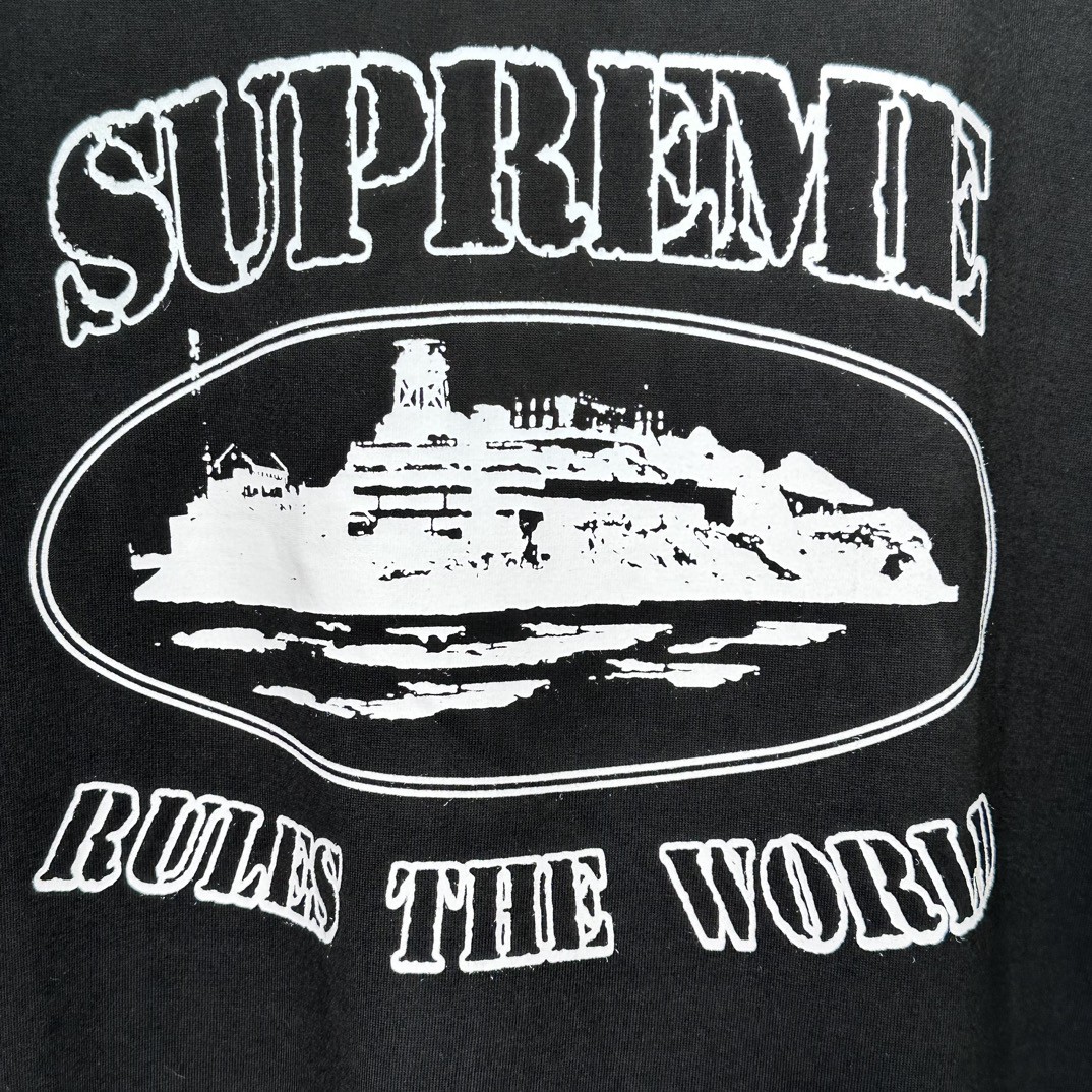 Supreme Corteiz 联名款 FW23 WEEK18RULE THE WORLD 胸前印花图案 短袖 T恤 黑色 SUP-FW23-262