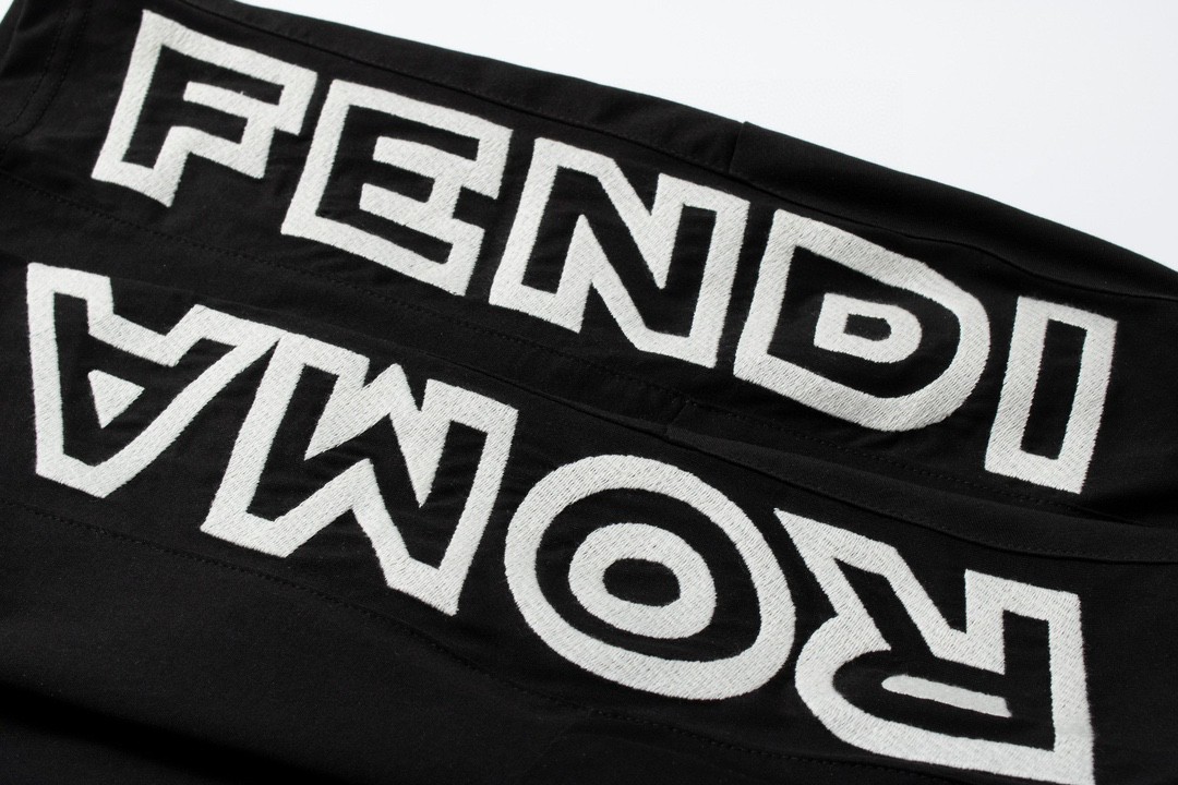 FENDI 芬迪 Roma 胶囊系列 Logo字母微标刺绣 圆领 T 恤 短袖 上衣 夏款 黑色 FAF674AM0VF0GME