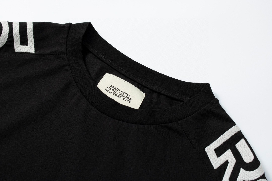 FENDI 芬迪 Roma 胶囊系列 Logo字母微标刺绣 圆领 T 恤 短袖 上衣 夏款 黑色 FAF674AM0VF0GME
