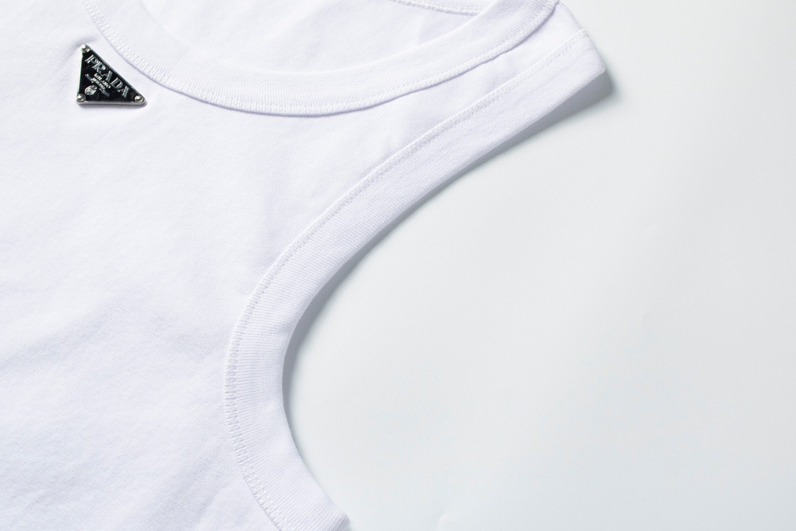 PRADA 普拉达 纯色徽标背心 短袖 夏款 白色