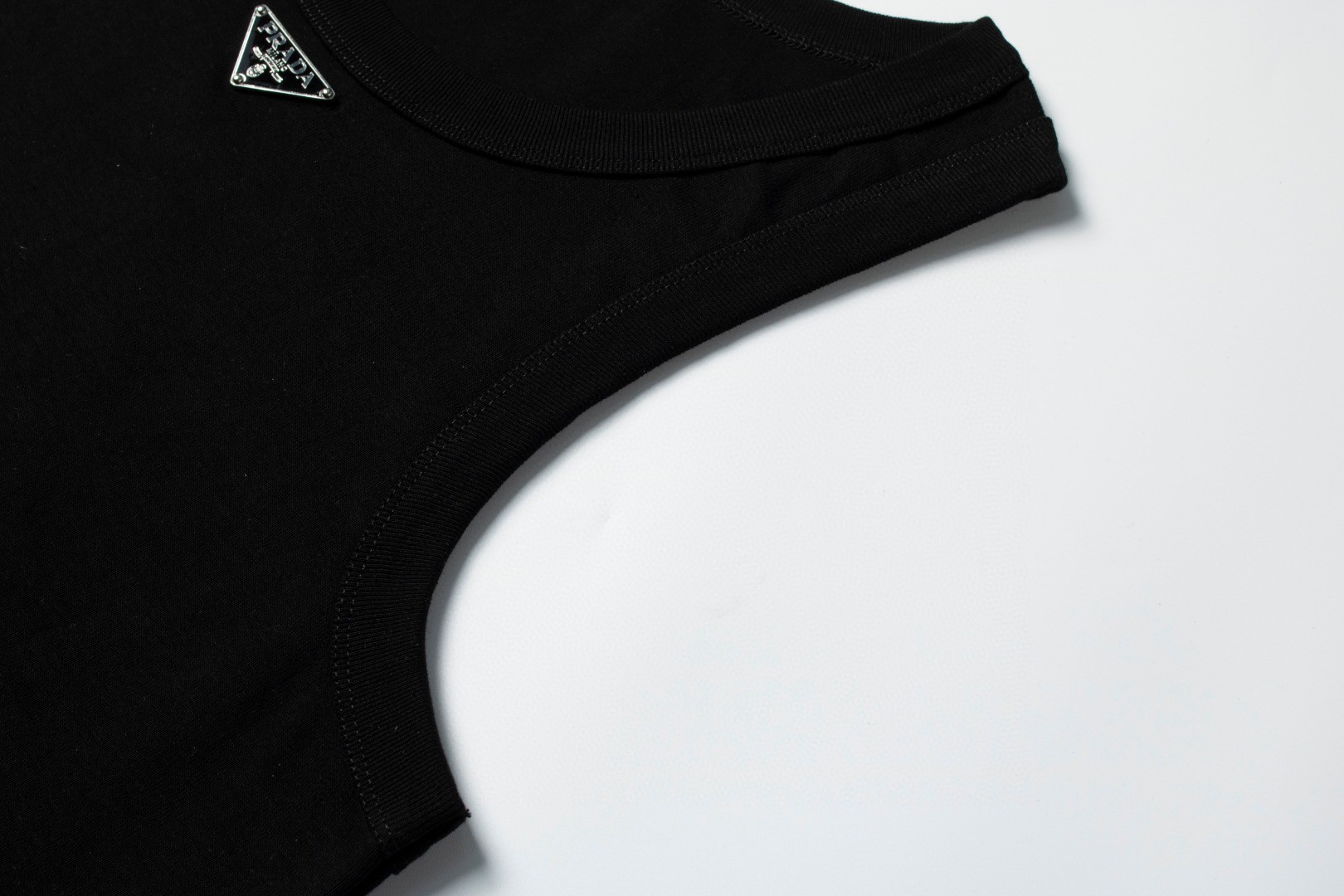 PRADA 普拉达 纯色徽标背心 短袖 夏款 黑色 