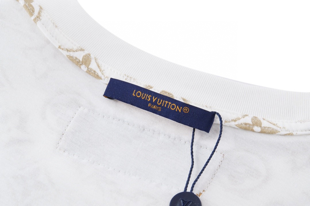 LOUIS VUITTON 路易威登 字母logo满印 套头 圆领 短袖 T 恤 上衣 夏款 米色 1ABJEA