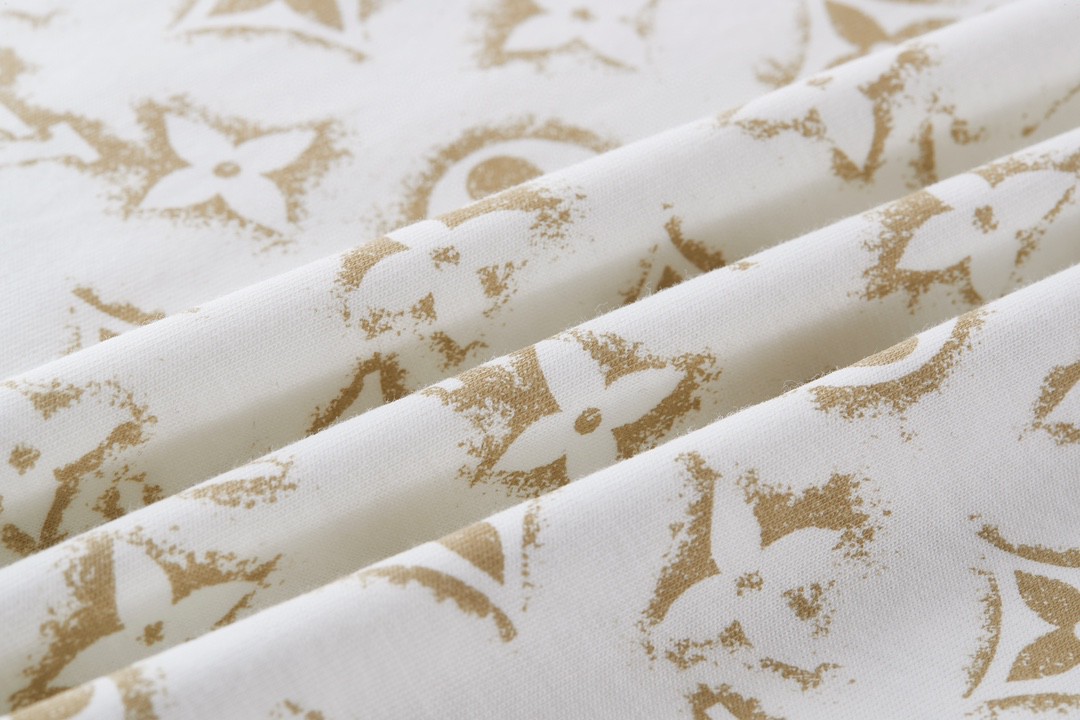 LOUIS VUITTON 路易威登 字母logo满印 套头 圆领 短袖 T 恤 上衣 夏款 米色 1ABJEA